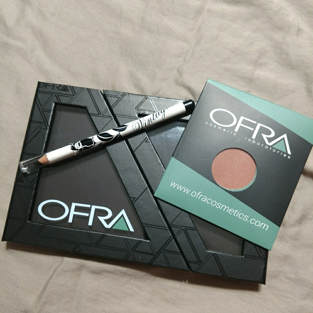 Ofra magnetic palette with one blush and eyeliner